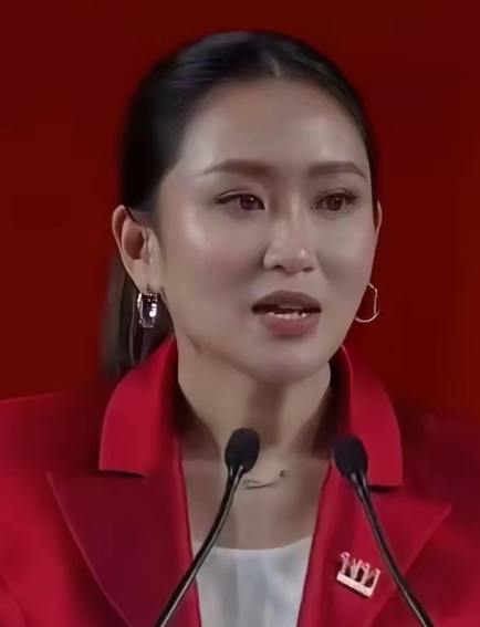 7月30日，泰国宪法法院以5票赞成、4票反对的表决结果，通过了佩通坦提出的延期申