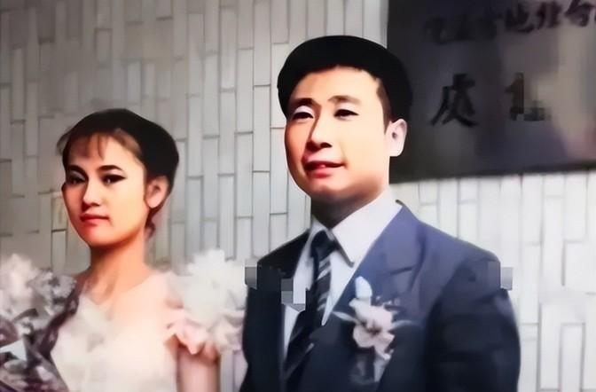 1983年，叛逃的空军王学成，于台湾举行婚礼，王学成在婚礼会场上，笑容灿烂，而夫