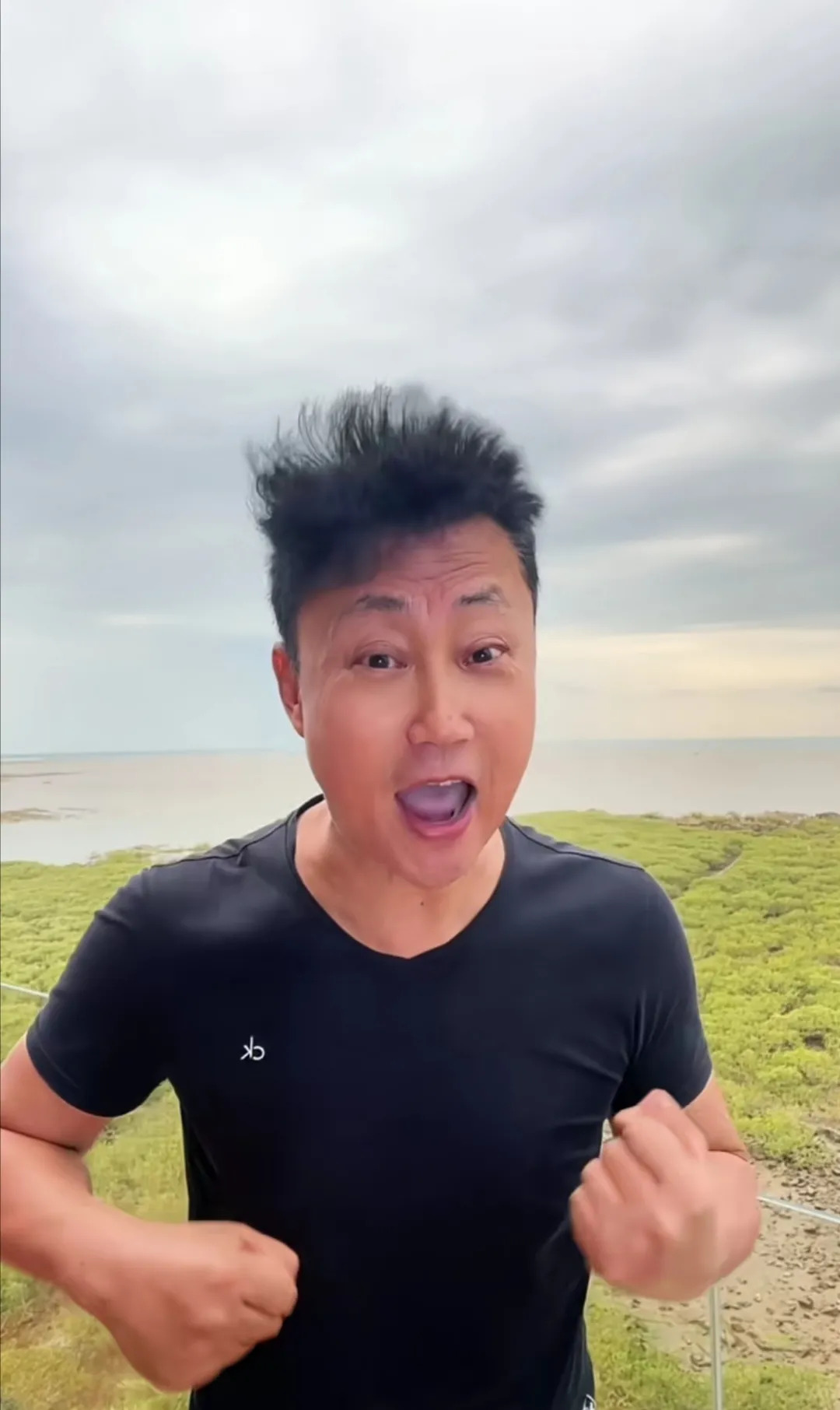 耿为华海边回忆过往











大海，对于耿为华来说，那真是一个让人魂