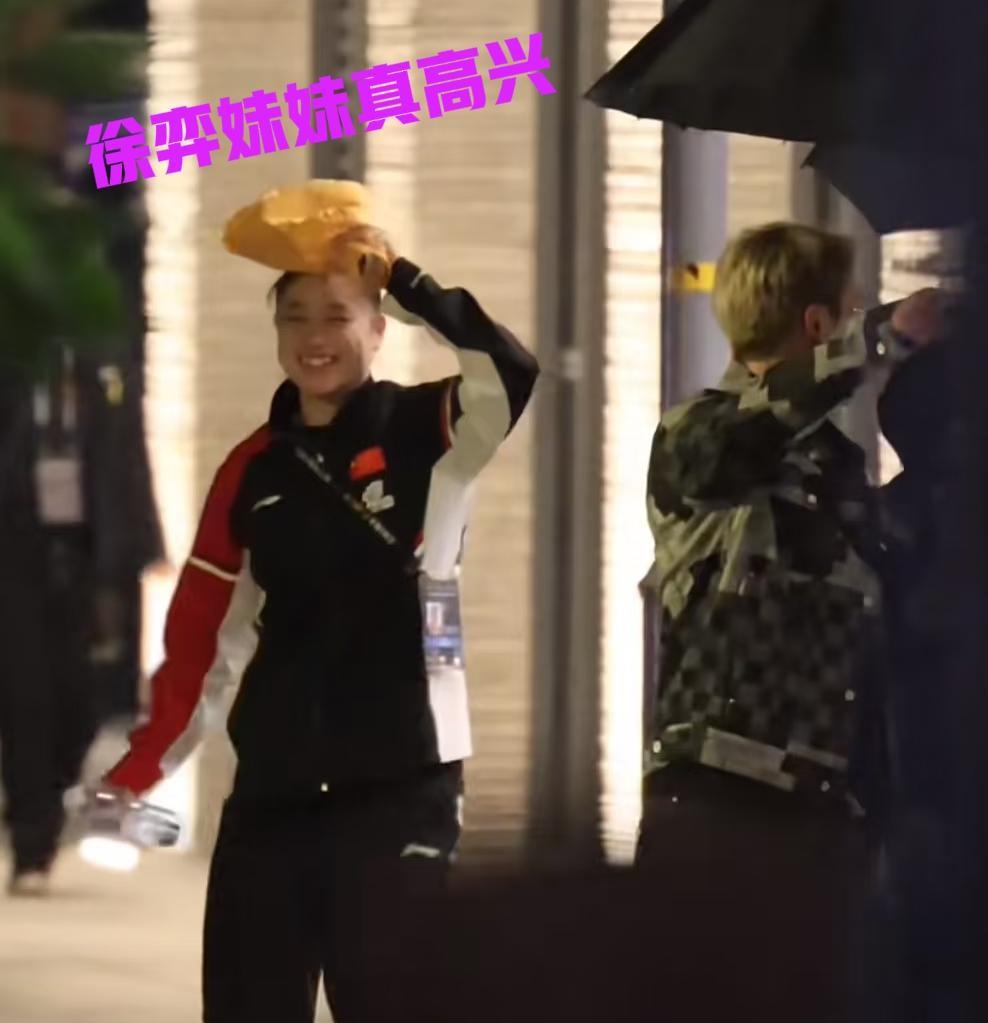 王曼昱夺冠后，把手里的花给了好妹妹徐弈，看把这姑娘笑得都合不上嘴，露出了可爱的小