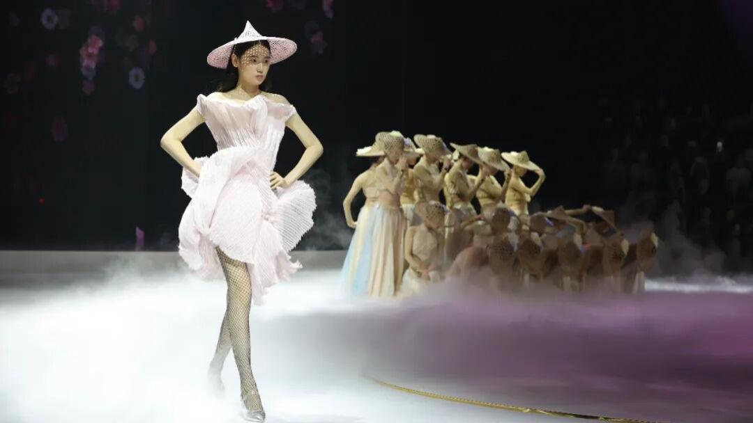 惠女繁花胜似锦·陈宇 | 中国国际时装周闭幕大秀