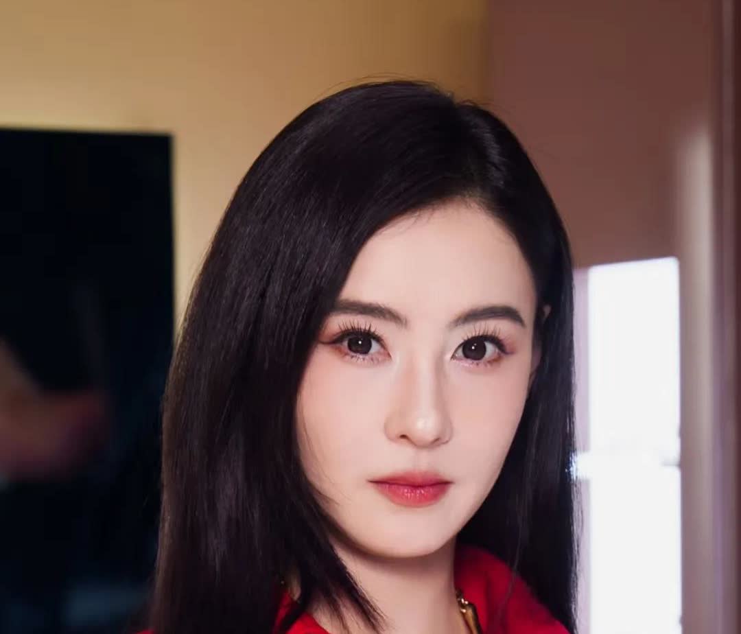 张柏芝现在应该特别后悔特别无奈吧
不是因为谢霆锋示爱了王菲
也不是因为他们离
