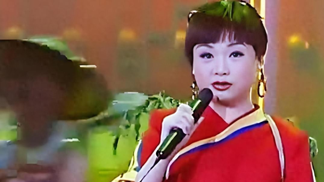春晚一唱封神，因朱迅口误消失25年，李琼：我这辈子最后悔的事儿