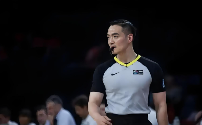广东男篮与吉林男篮的比赛中，莫兰德一次封盖被吹成干扰球，徐杰与莫兰德相视苦笑，场