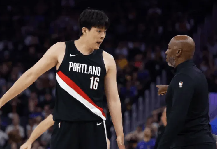 NBA常规赛揭幕战，开拓者主场114-118不敌森林狼。
开拓者球员杨瀚森替补出