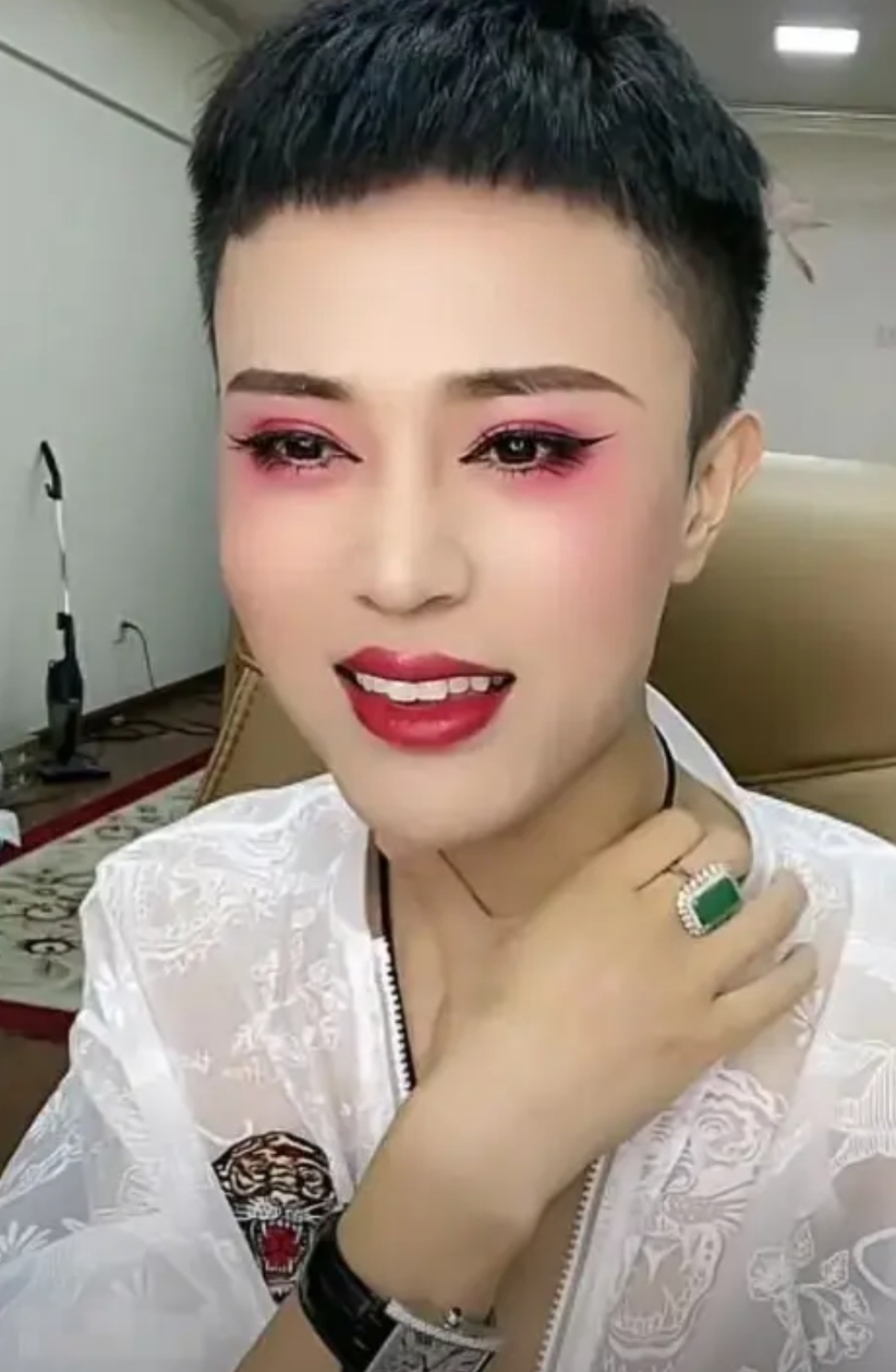 网红罗大美如果不做这三件事，或许不会丢命。

第一件就是乐于助人。他当网红成名后