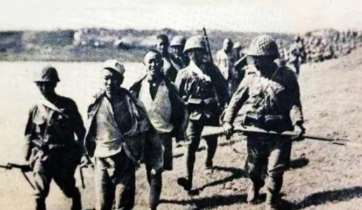 1938年，一八路军排长不幸落在了鬼子的手里。临刑前，他双脚带着粗重的镣铐，脚腕