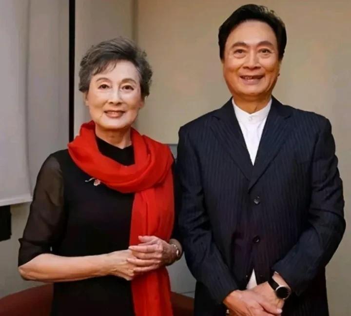 如果能把这两位全认出来，至少也得50、60后的老影迷了。
左边的是老艺术家向梅老