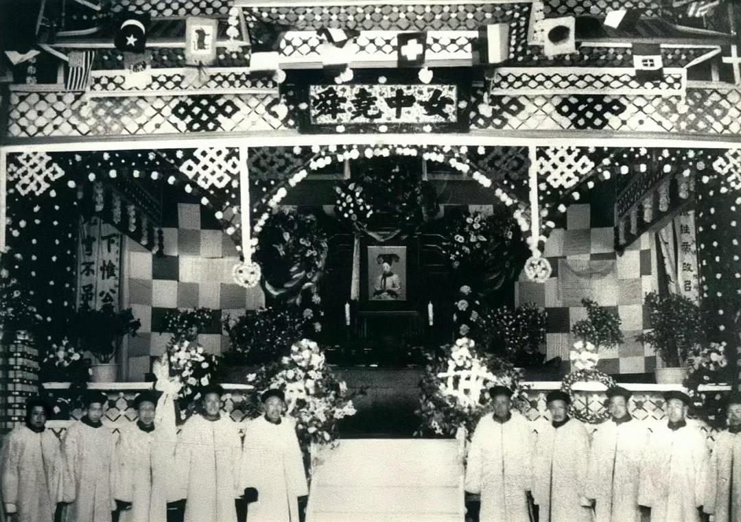 1913年，隆裕皇太后的葬礼现场，她的灵堂设于太和殿内，上方悬挂着“女中尧舜”的