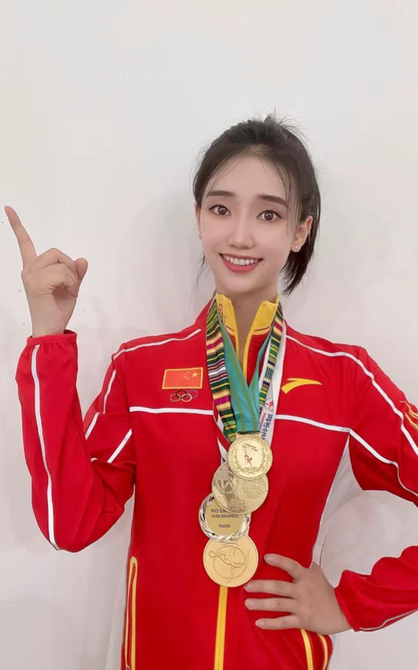 舒思瑶1992年生于四川泸州，6岁开启艺术体操训练之路。她多次斩获全国赛事金牌，