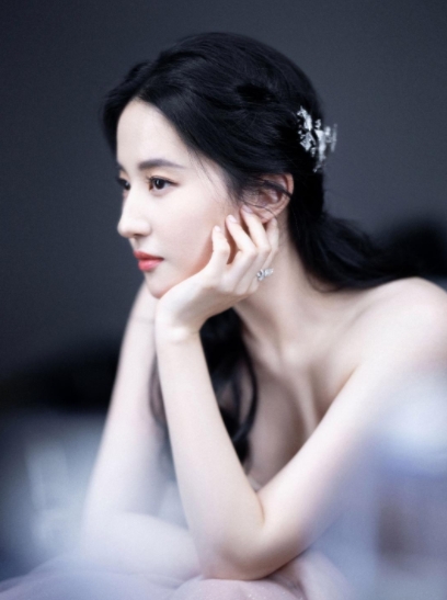 刘亦菲, 仙女姐姐这 upskirt 拍得真美，气质出众，让人心动不已！一颦一笑