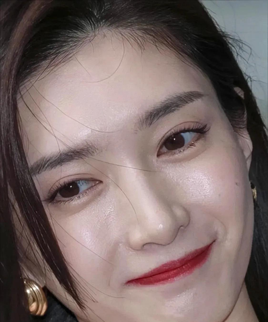 化了妆的江疏影，颜值气质上升了不止三个档次，她的皮肤是真好，可以排内娱前几了，怼