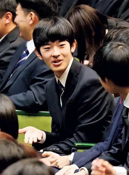日本杂志经常拍到悠仁亲王推着自行车和朋友聊天。他似乎很享受自己的大学生活。
6月