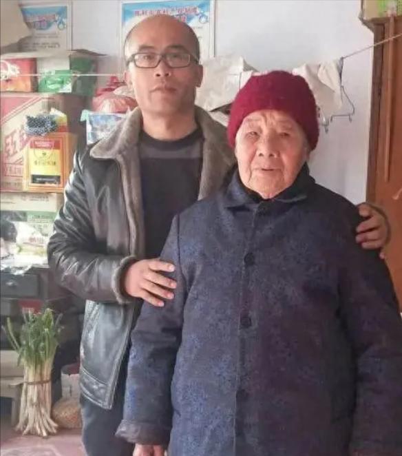 -1995年，山东一男子上学离家远，但又交不起房租，谁曾想，陌生大娘就让他免费住