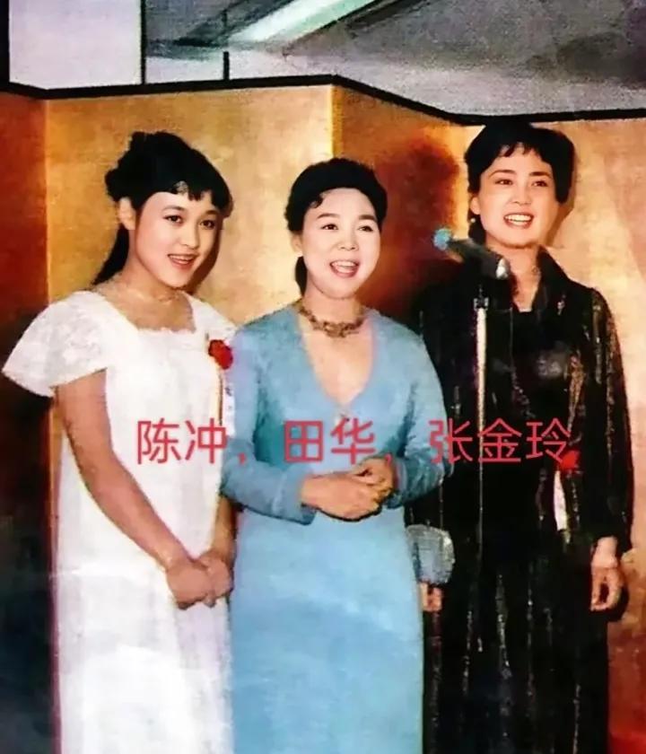 老中青三代演员当年在台上献歌时的一幕