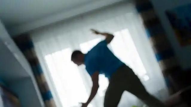 《婚姻裂痕下的致命悲剧：一疑一踹，家庭破碎》