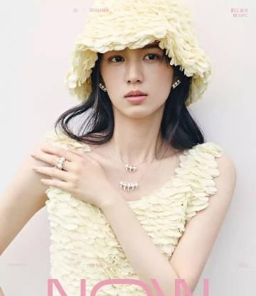 春夏和周也杂志撞衫了，李沁好像也戴过同款不同色帽子。