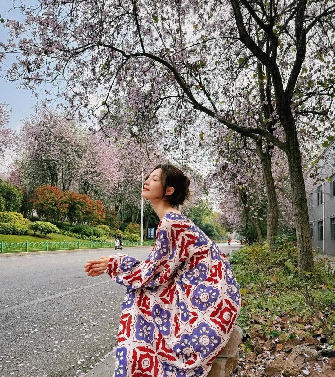 终于搞懂钟楚曦穿花裙子为啥这么绝！挑大裙摆、软料子的宽松款，走路带风超潇洒；选莫