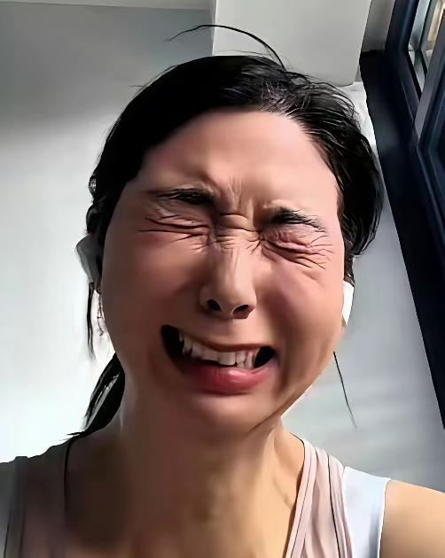真的没法用语言来形容崔丽丽了，所有能丑化自己的事她都干了，所有能丑化自己的面目表