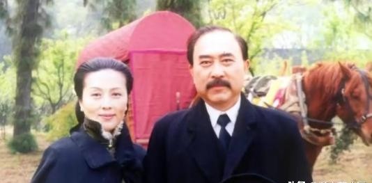 1912年，詹天佑修铁路时月薪1000两银子，按现在的物价算大概21万，养10个