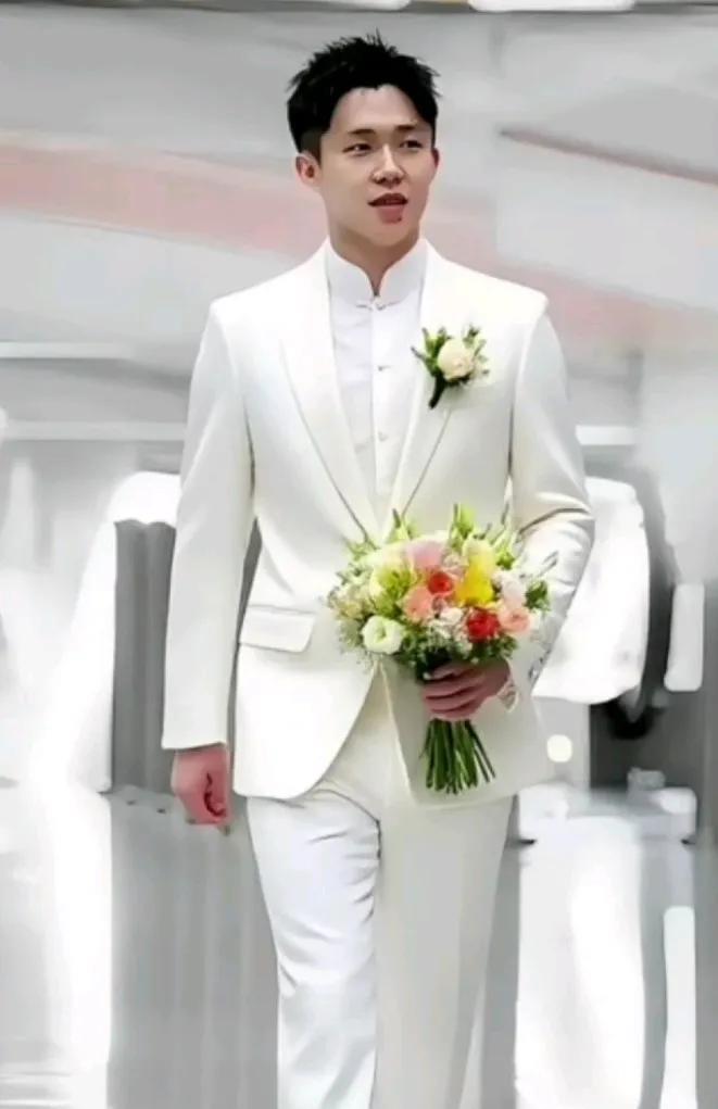 哇，王楚钦这图片太帅太帅了！像新郎官一样！
网友们真的是太有才了！
都在期待大头