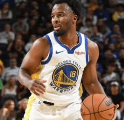 勇士队计划用一份双向合同签下后卫LJ-克赖尔。
消息人士透露，他在为圣克鲁斯出战