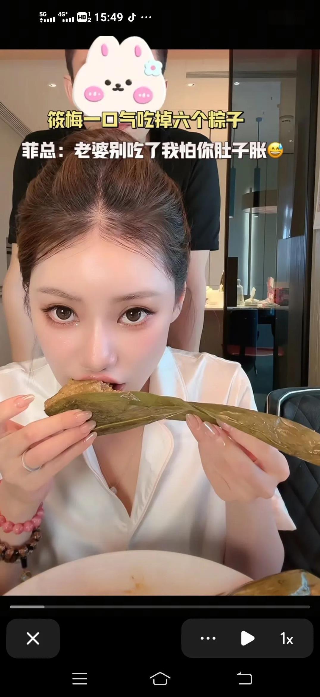 马筱梅为了卖粽子，一口气吃六个，真的又拼又不会胖，原来筱梅也是山东后代
老婆比他