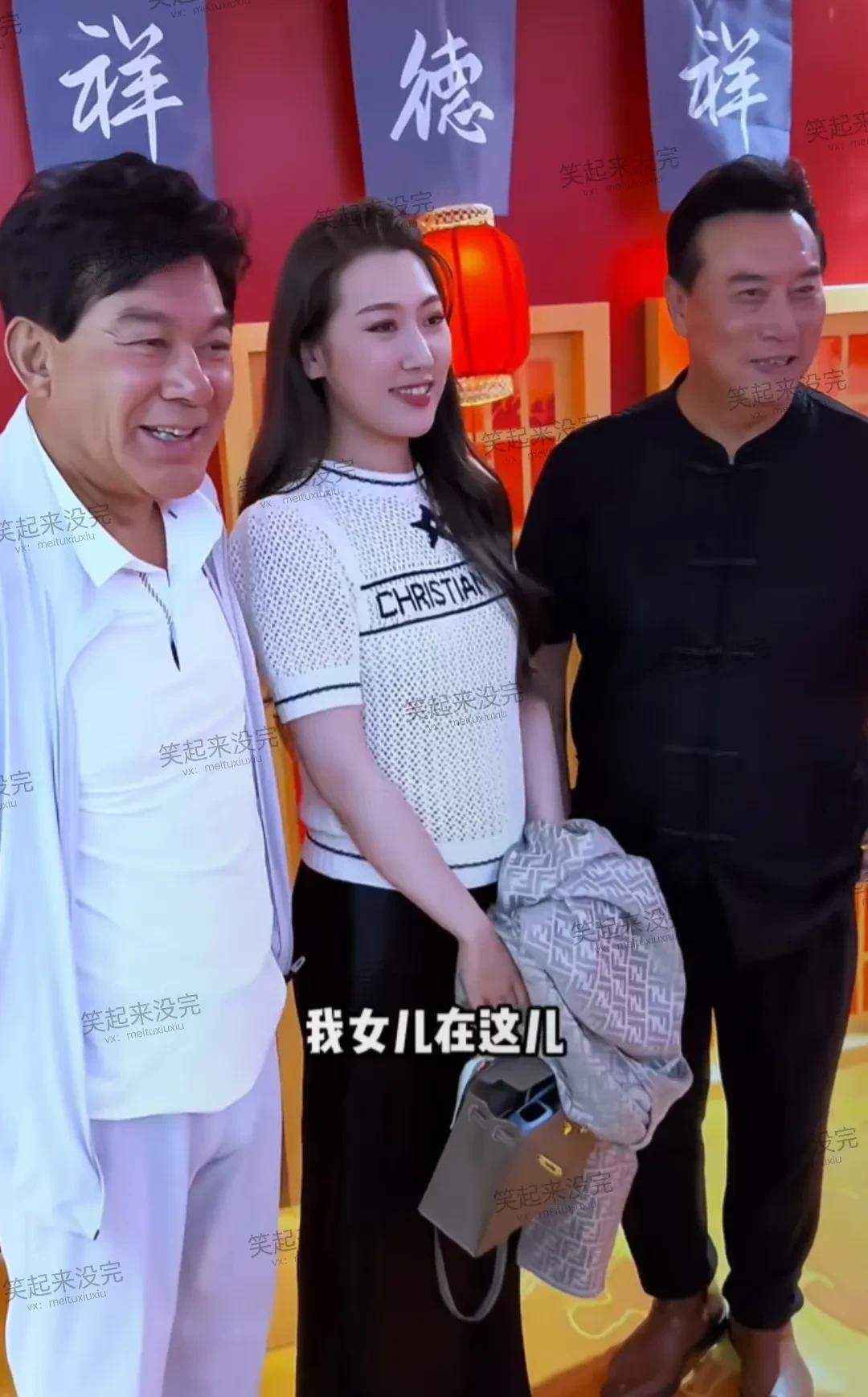 看陈佩斯的妹夫和外甥女这次都回国来给陈佩斯助阵了，看他妹夫张山如今脸都胖圆了，和