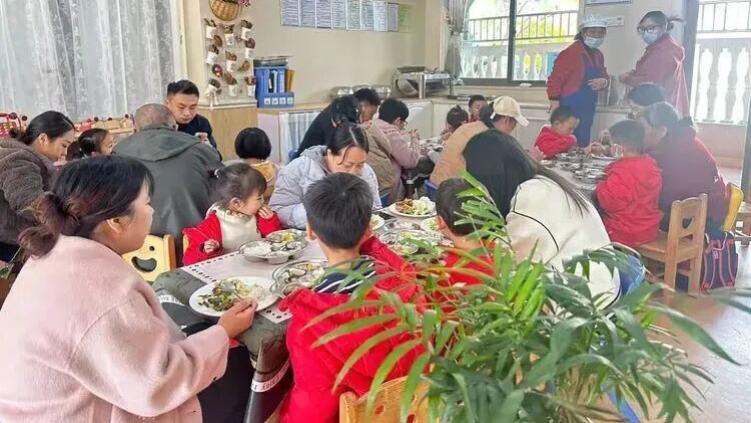 万婴米兰春天幼儿园： IEEP自然日～我有一亩菜地，亲子挖土、播种