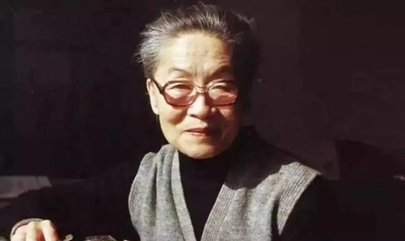 1973年，钱钟书女儿被邻居骂了一句“臭寡妇”后又扇了一嘴巴。突然，杨绛冲了上去