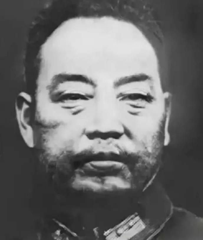 1947年正月，郝鹏举假意设宴款待谷牧。觥筹交错间，卫兵们早已暗持刺刀环立四周，