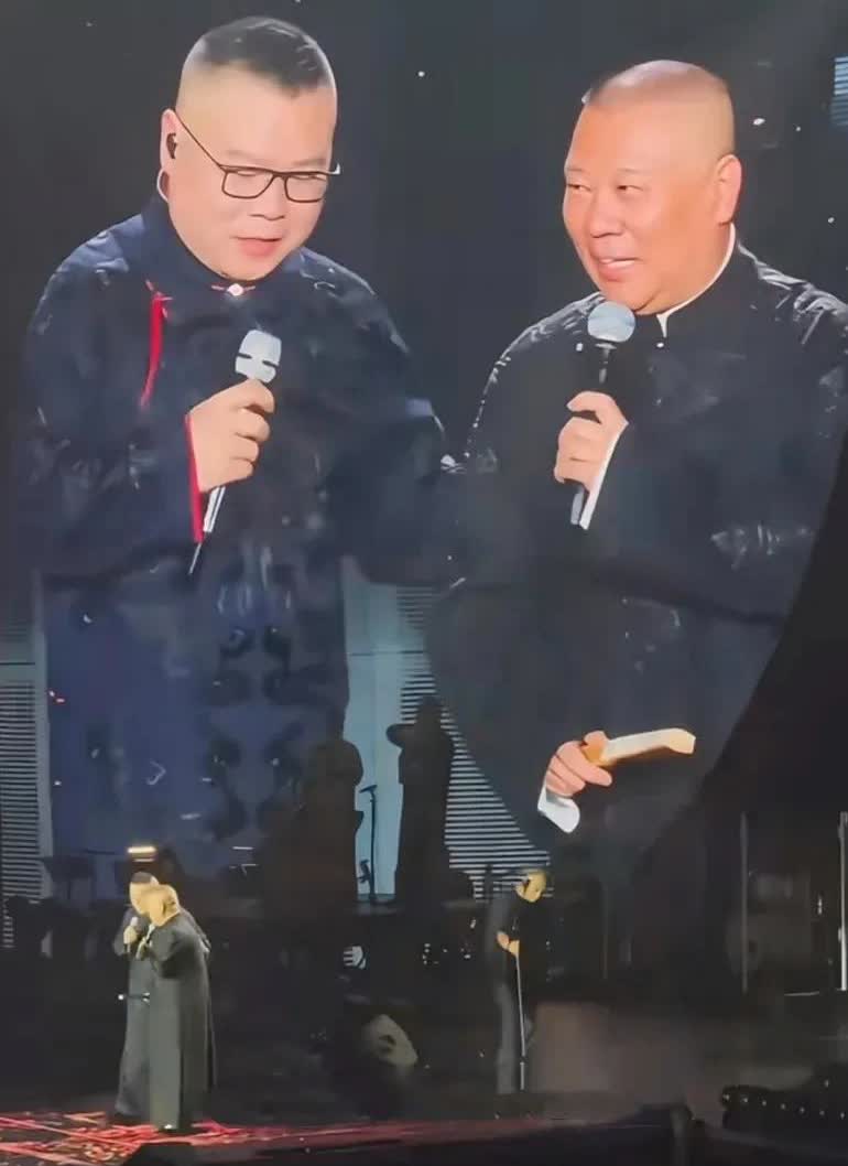德云社的粉丝，
一觉醒来都惊呆了！
郭德纲偷偷为岳云鹏的演唱会站台当惊喜嘉宾