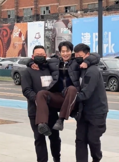 家人们，看魏大勋新综艺路透笑到打滚!高大帅气的他被当菜端，反差感拉满，这综艺效果