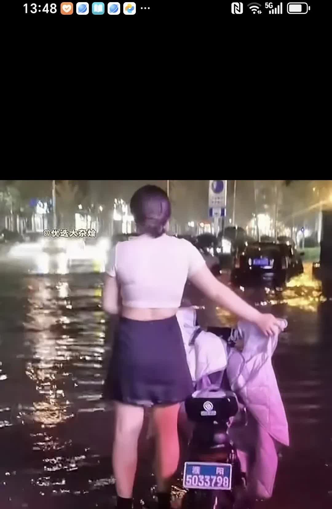 这个女子没有想到，自己遇到暴雨窘迫的样子，竟被人心疼。好几个男子表示想娶她为妻，