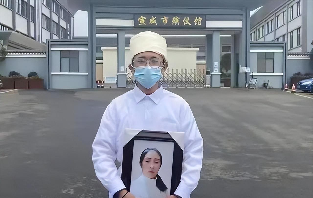“妈，我给你报仇了。”云南，因为家庭矛盾，父亲当街往母亲身上泼汽油点火，造成母亲