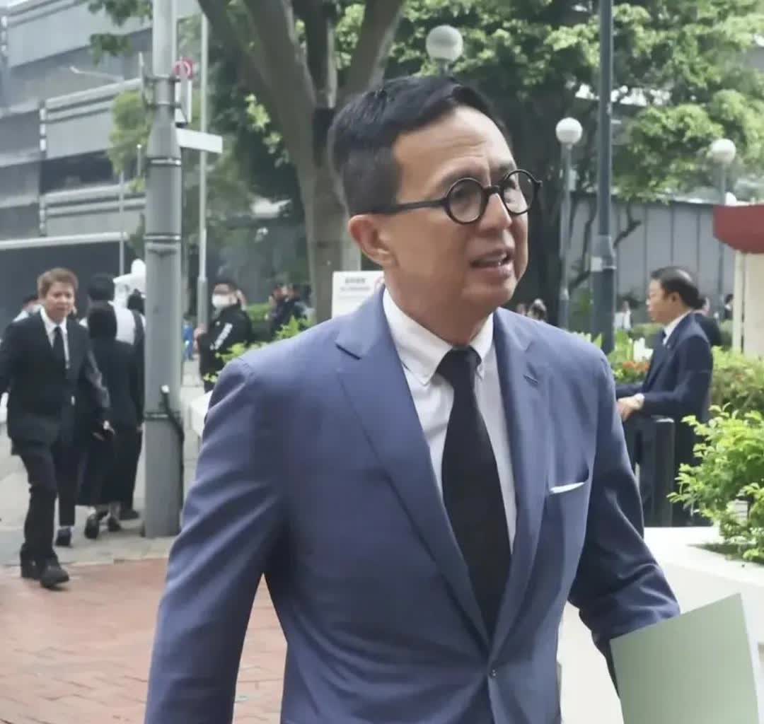 李泽楷真的是太简单了，没有选择去殡仪馆悼念李兆基，而是在帐篷区悼念李兆基，没有跟