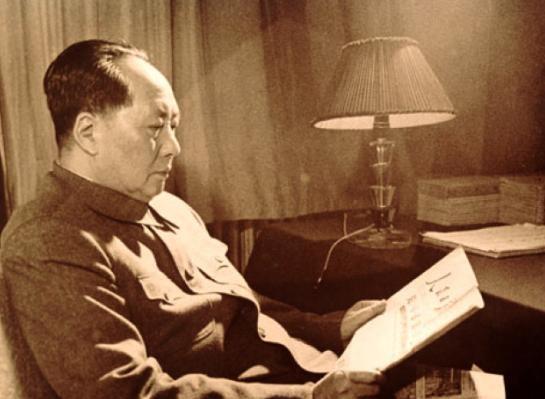 毛主席逝世后，周福明跪着为毛主席理发，后无偿去毛主席故居工作
“周师傅，理发工具