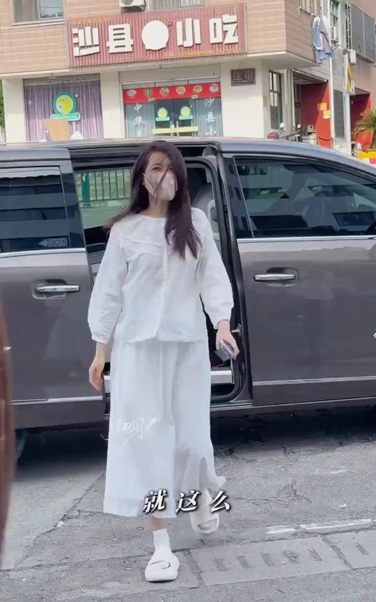 就这么四个寥寥无几的(粉丝)。快回吧，多热。