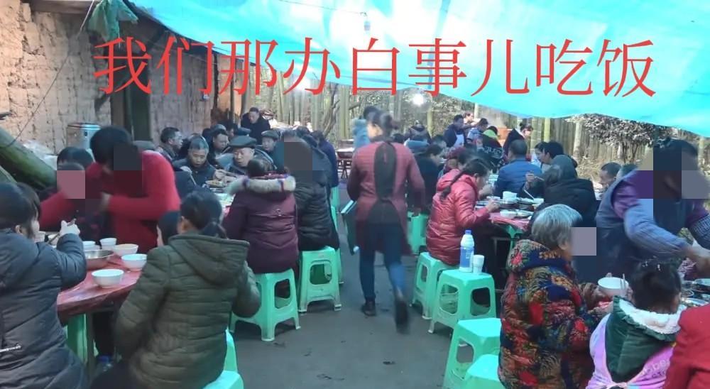 【紧邻俩乡镇，办白事儿吃饭一地靠抢，一地坐在桌子上吃端来的现成饭】
朋友的爸爸去