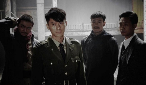 《生死线》这部电视剧我看了七遍，是由廖凡、李晨、张译、杨烁主演的。

这部剧发生