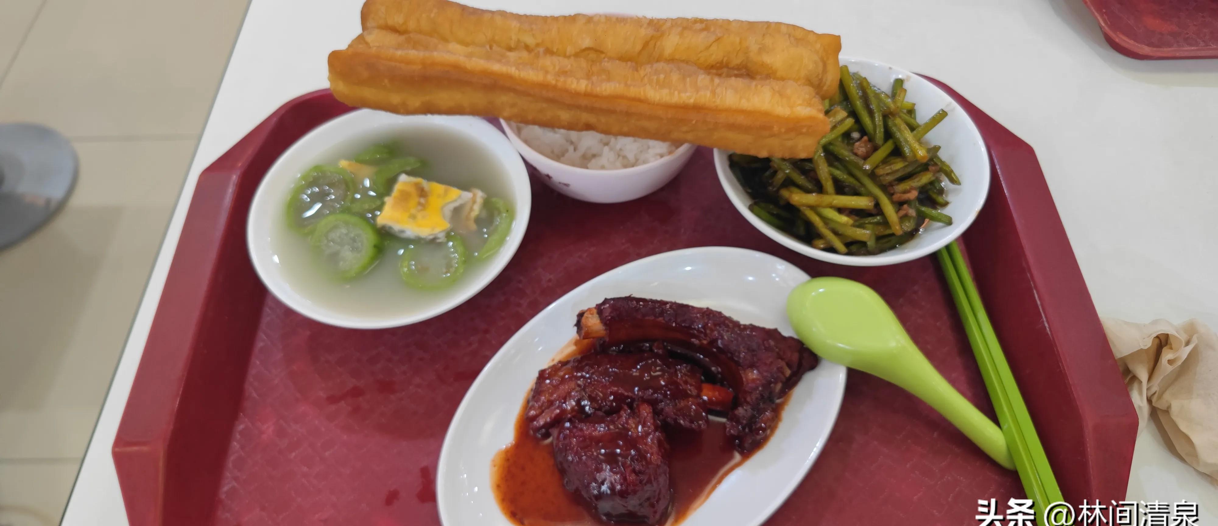 孩子今天中午在北大的午餐：红烧肉一块，丝瓜蛋汤一碗，蒜苗炒肉一份，米饭一两配油条