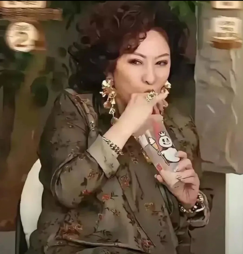 好勇！向太居然敢现场喝蜜雪冰城！
我以为娱乐圈的有钱人
对这种不健康又便宜的饮料