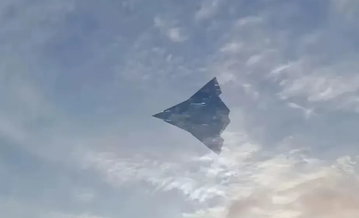 真的是它来了吗？是想多了还是真的来了？
仔细瞅，它与歼36还真不同，特别是尾翼，
