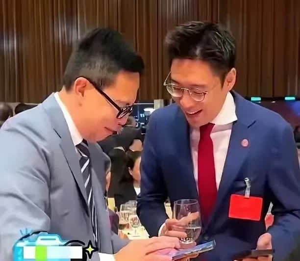 李泽楷真的是太谦虚了，明明是前辈却主动找霍启山加好友。活动现场他掏手机那架势，不