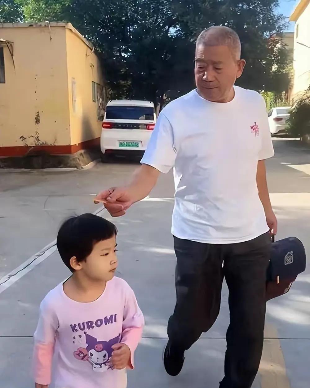 说句负责任的话，现在的学校教育如果没有一个精力充沛的父母，根本没有办法配合。
除