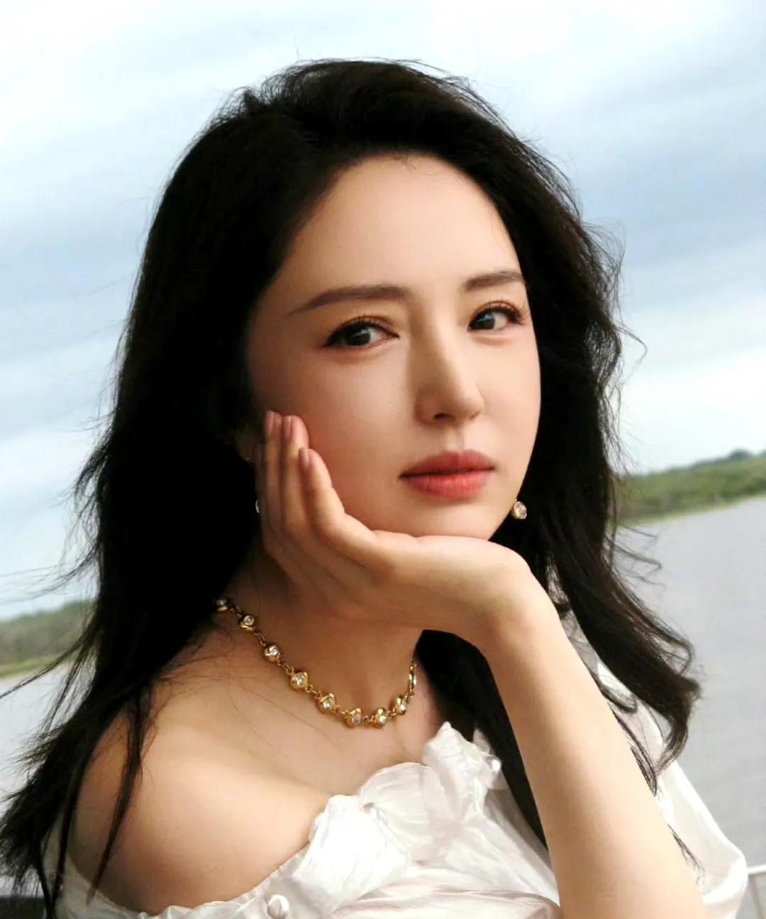 #董璇张维伊争吵# 综艺节目《姐姐当家》里，雪花女神龙董璇和小自己九岁的小老公张