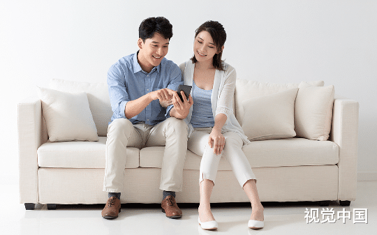 隔壁传来老婆竹马的惨叫，她着急救人我却从猫眼里，看到了门外的杀人狂.....