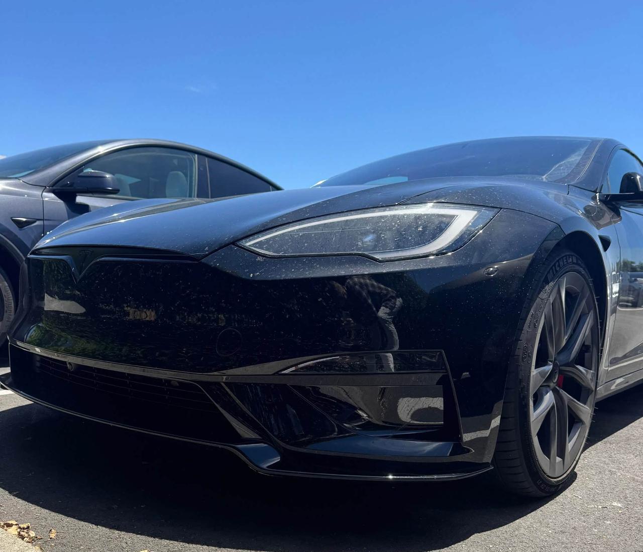 新款特斯拉Model S Plaid实车
看起来升级了全新的空气动力学套件
前包