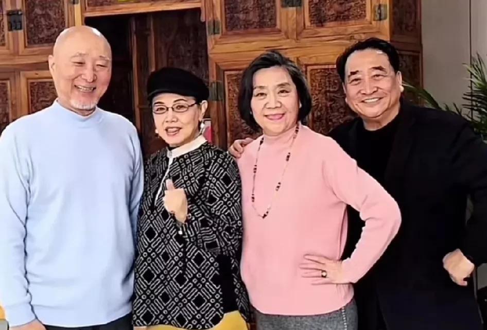 老艺术家照片，左一是小品的创始人陈佩斯，右一是著名相声表演艺术家姜昆，中间戴眼镜