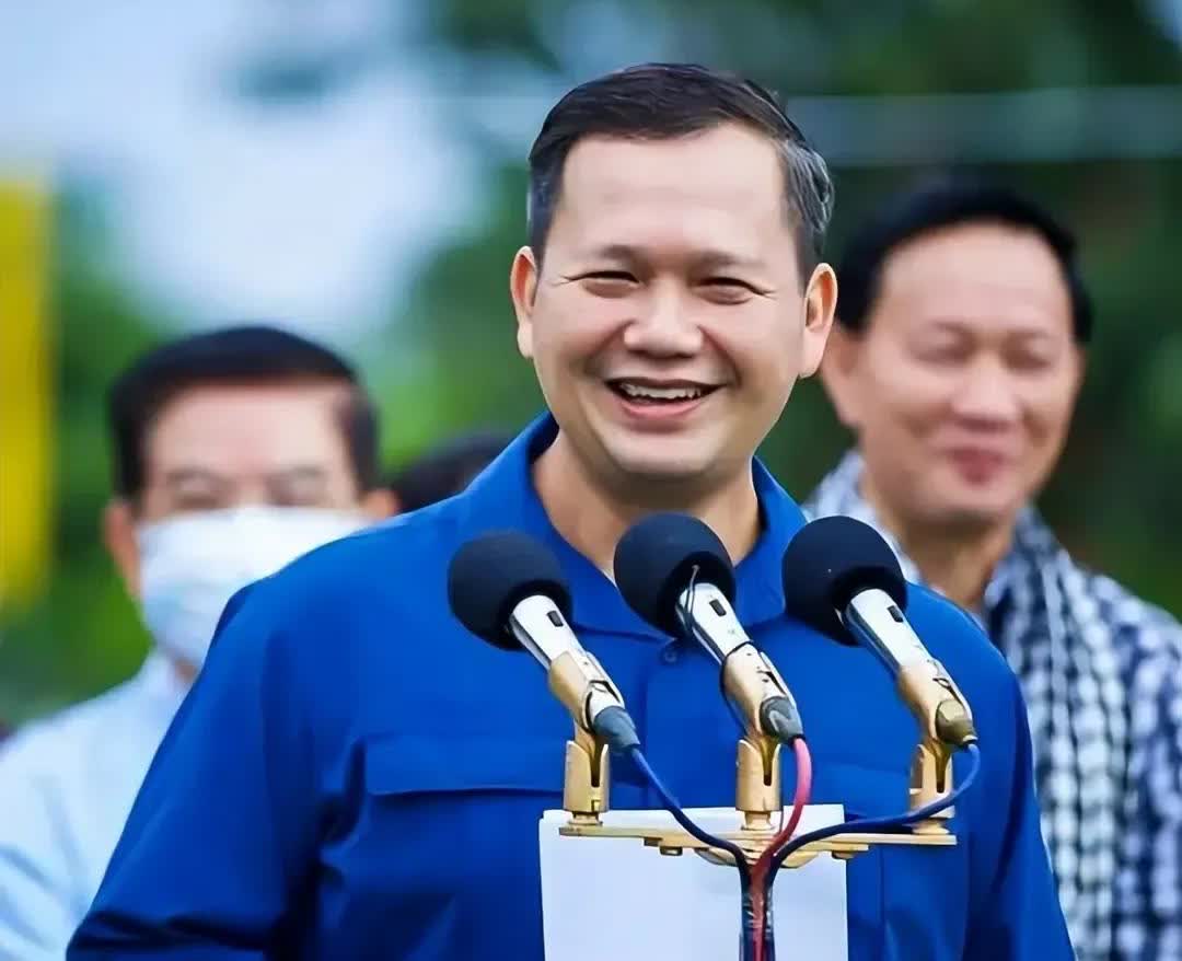 洪玛内现年不到50岁，虽然与他父亲33岁就掌握柬埔寨大权比起来，他算是“大器晚成